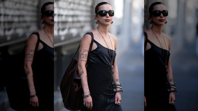 Invitada con joyas de metales mixtos en la Semana de la Moda de París 2026