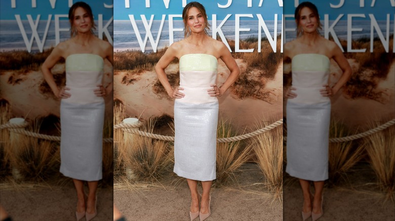 Jennifer Garner posando en un evento con un vestido midi palabra de honor con bloques de colores pastel.