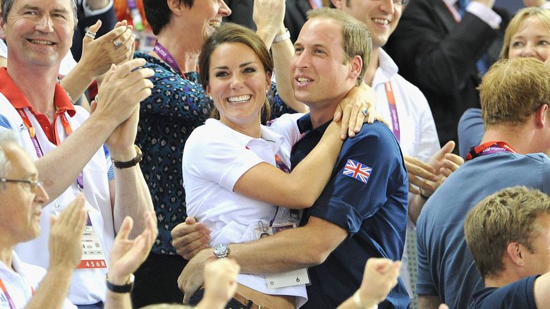 El príncipe William y Kate Middleton se abrazan y animan al equipo británico en los Juegos Olímpicos de 2012.