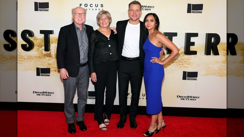 Matt Damon, sus padres y Alexia Barroso en 2021 en el estreno de 2021 de 