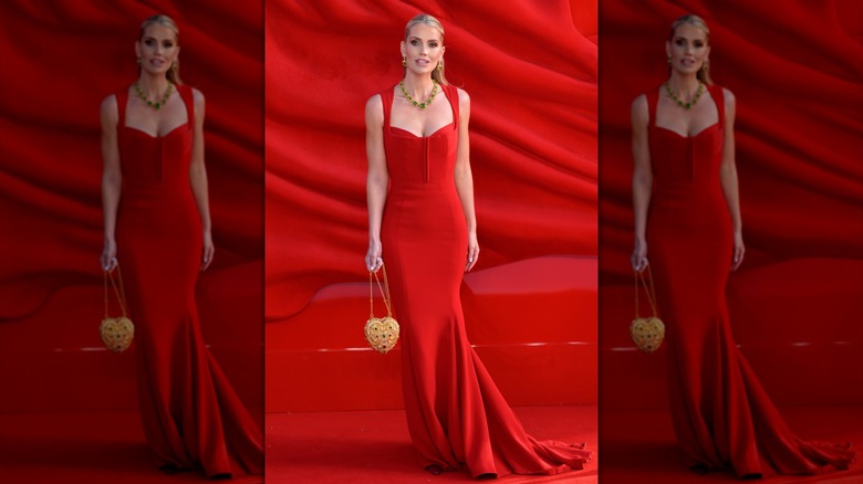 Lady Kitty Spencer vestida de rojo en el 