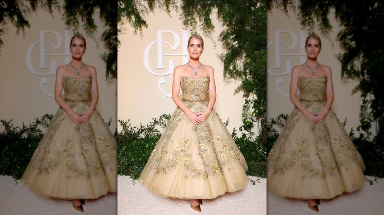Lady Kitty Spencer luciendo el oro en el Gran Premio de 2025
