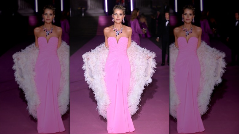 Lady Kitty Spencer con un vestido rosa en el Museo Británico