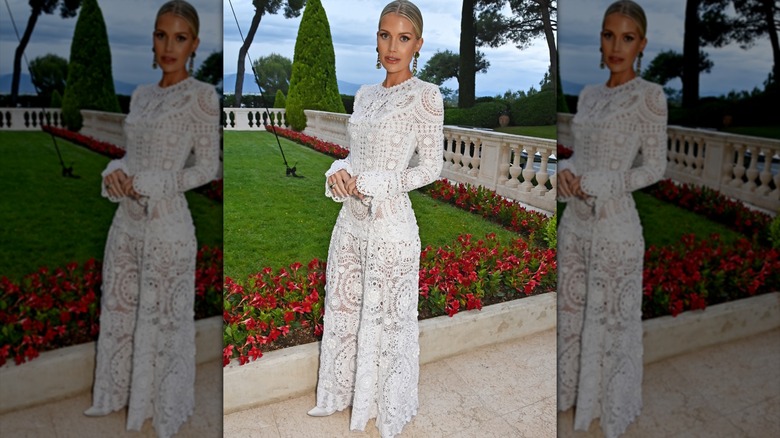 Lady Kitty Spencer vestida de blanco en la Gala amfAR en mayo de 2022