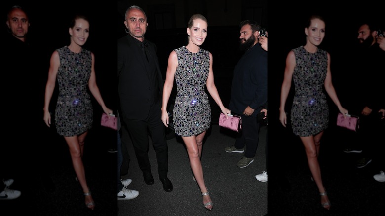 Lady Kitty Spencer con un minifalda enjoyada en Milán