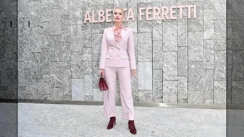 Lady Kitty Spencer con un traje rosa en septiembre de 2019
