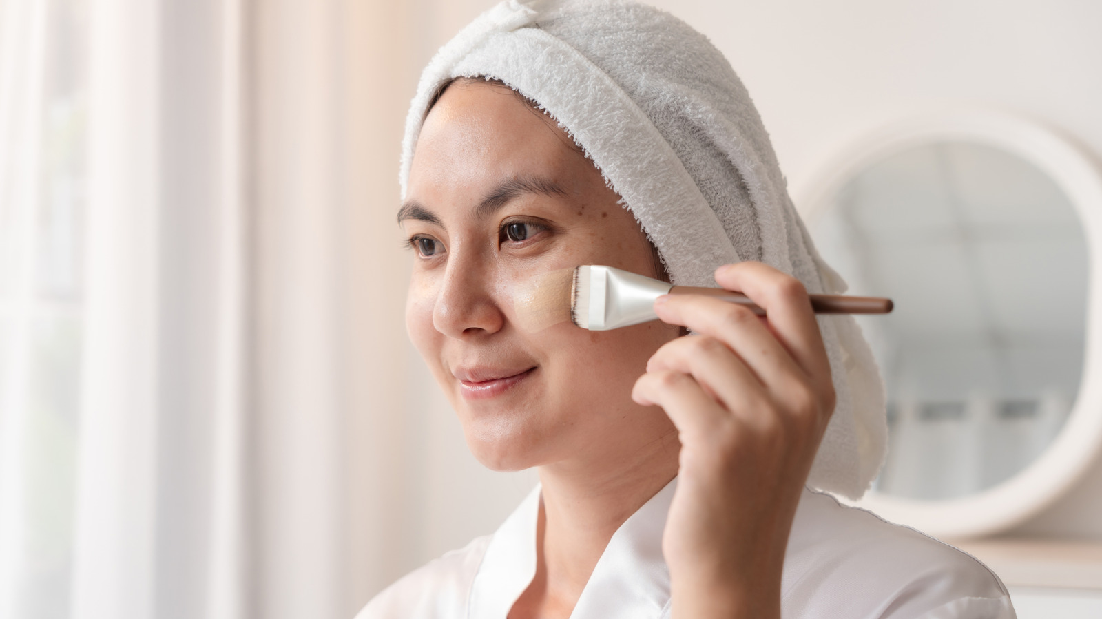 Un MUA de celebridades calificó estos hábitos de belleza firmemente obsoletos en 2026 (y estamos de acuerdo)