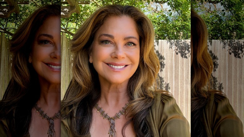 Kathy Ireland sonríe para una selfie
