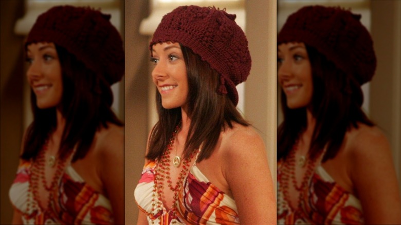 Lily Aldrin sonríe con un gorro burdeos