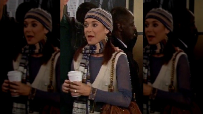 Lily Aldrin con sombrero y bufanda a rayas a juego