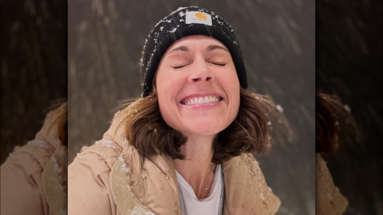 Nikki DeLoach sonriendo en la nieve en febrero de 2025.
