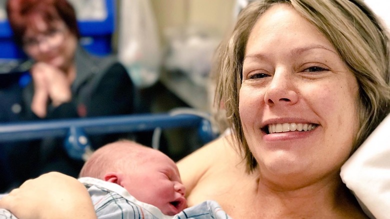 Dylan Dreyer sosteniendo a su hijo recién nacido, Calvin, en 2016