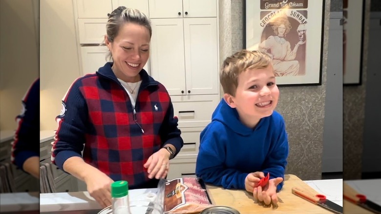 Dylan Dreyer cocinando con su hijo Calvin