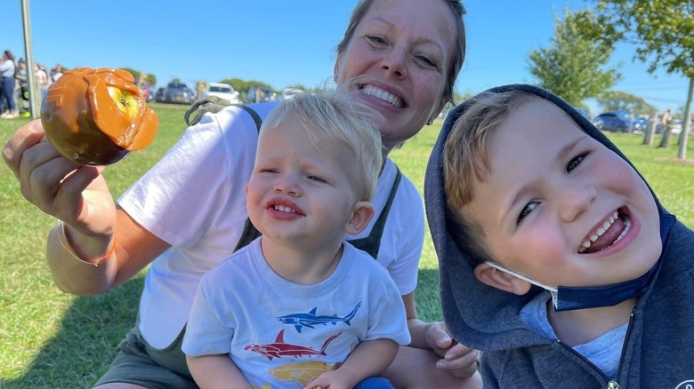 Dylan Dreyer posando con sus hijos y una manzana acaramelada
