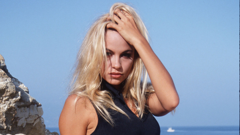 Pamela Anderson posando en la playa a principios de los 90