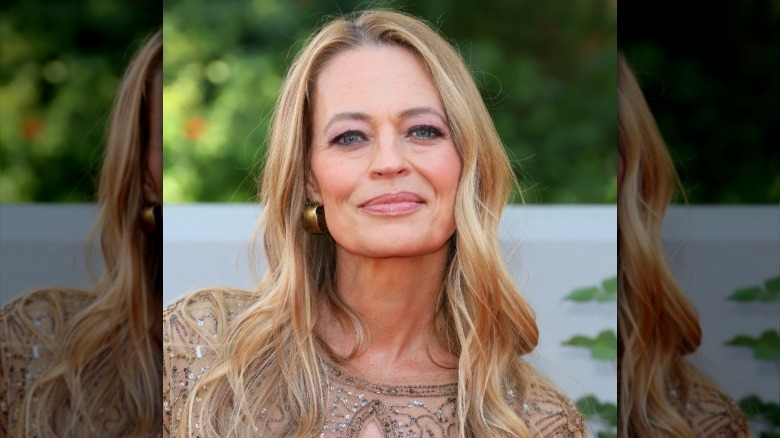 Jeri Ryan en la alfombra roja en 2026