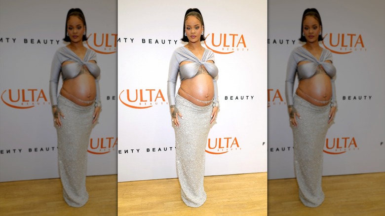 Rihanna posa con un conjunto plateado en marzo de 2022