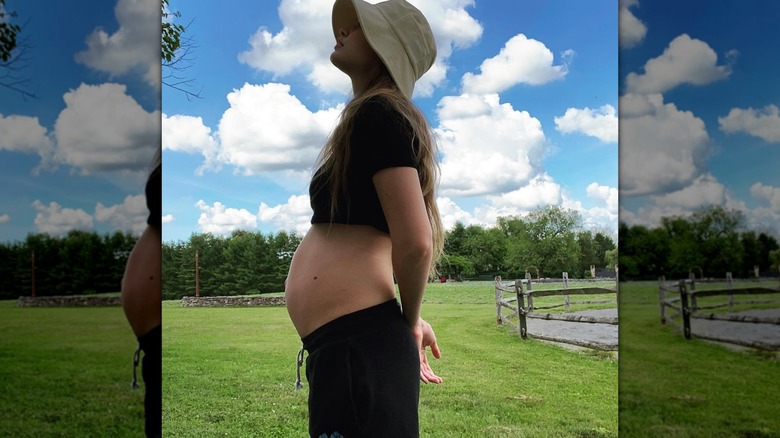 Gigi Hadid con un crop top mostrando su panza