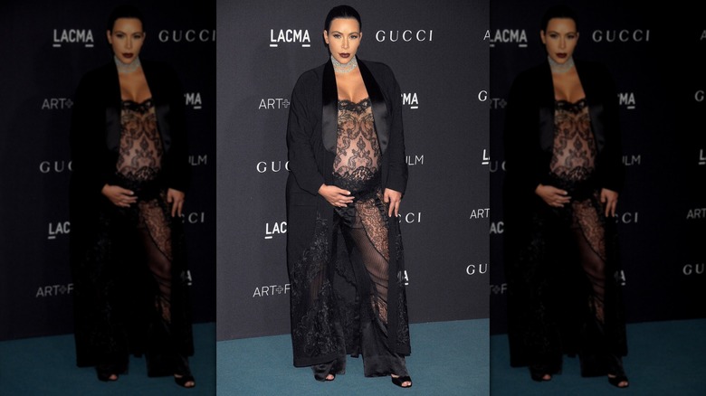 Kim Kardashian con un mono transparente que deja ver su barriga