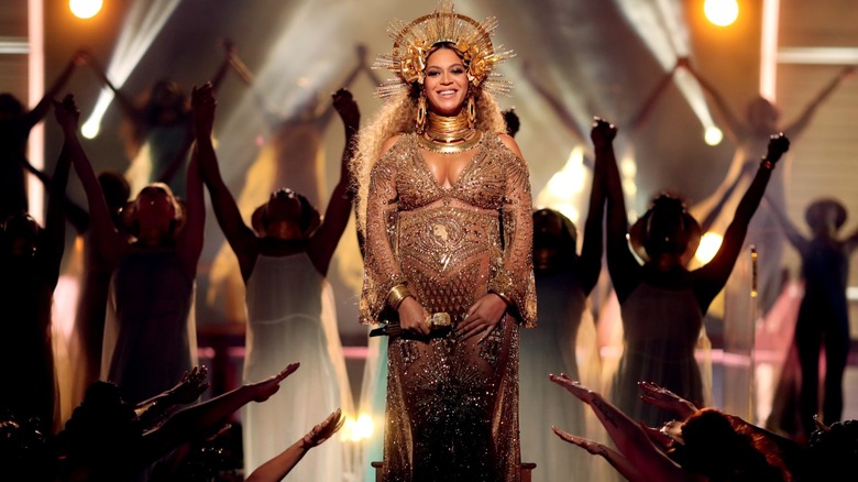 Beyoncé actuando en los Grammy en 2017