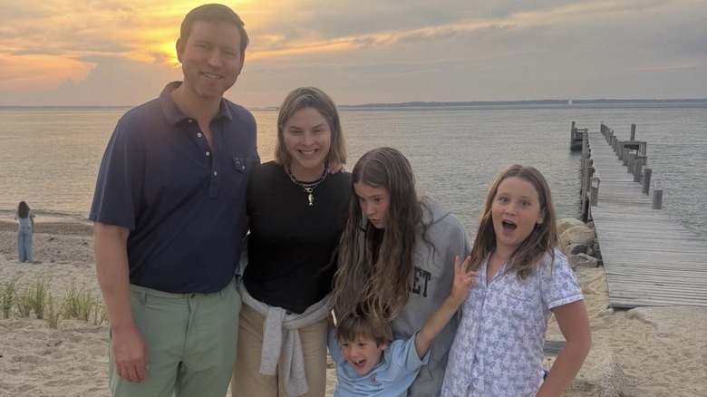 Henry Hager, Jenna Bush Hager y sus hijos, Mila, Poppy y Hal en la playa al atardecer.