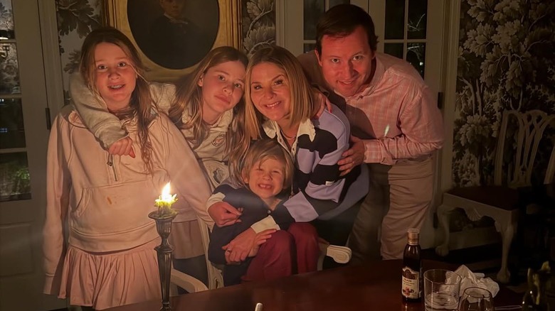 Jenna Bush Hager abrazando a sus hijos con Henry Hager durante una cena a la luz de las velas.