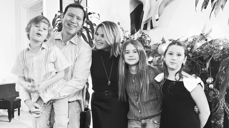 Jenna Bush Hager sonriendo junto a Hal, Henry, Mila y Poppy Hager en una fotografía en blanco y negro.