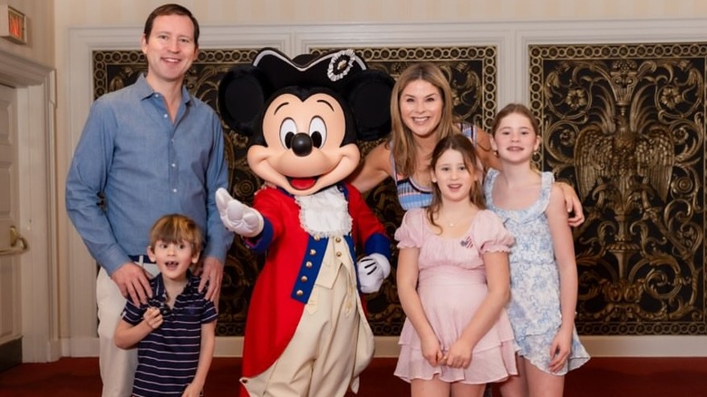 Jenna Bush Hager y su familia posando con un Mickey Mouse vestido de estilo colonial.