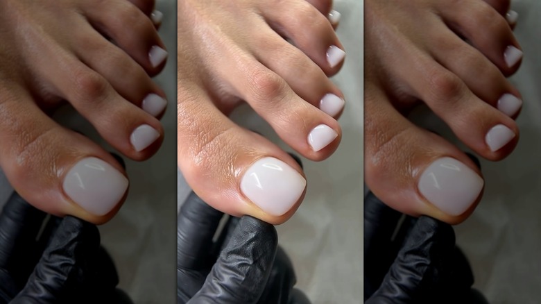 Uñas de los pies desnudas y lechosas durante una pedicura