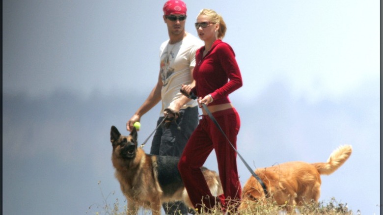 Anna Kournikova y Enrique Iglesias pasean juntos a sus perros