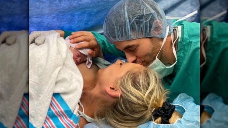 Enrique Iglesias besa a Anna Kournikova tras el nacimiento de su hijo