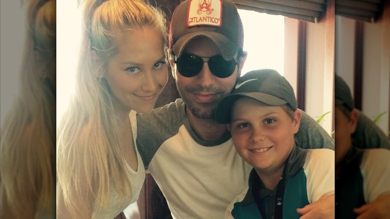 Anna Kournikova, Enrique Iglesias y su hermano Allan posan para una foto