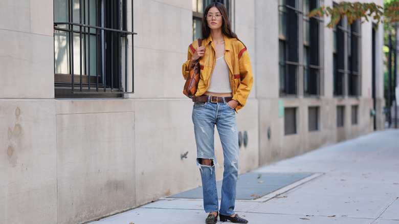 Una mujer vistiendo jeans rotos