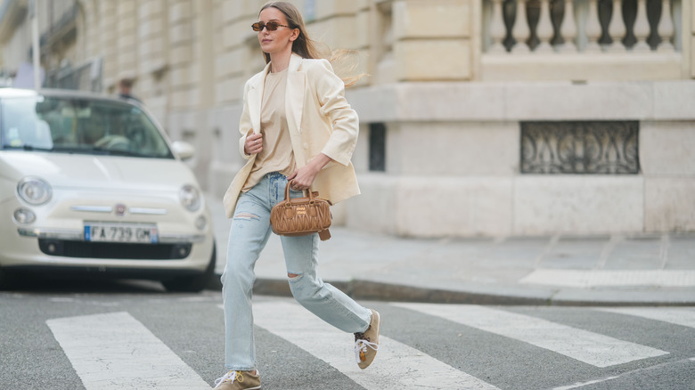 Una mujer vistiendo jeans rotos