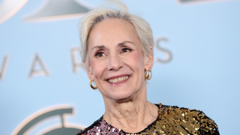 Laurie Metcalf sonriendo en la alfombra roja luciendo un vestido de lentejuelas y un corte pixie gris.