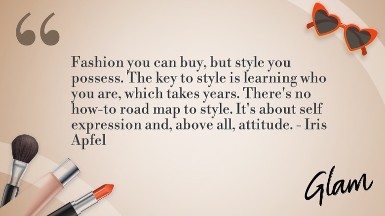 Cita de Iris Apfel sobre fondo beige