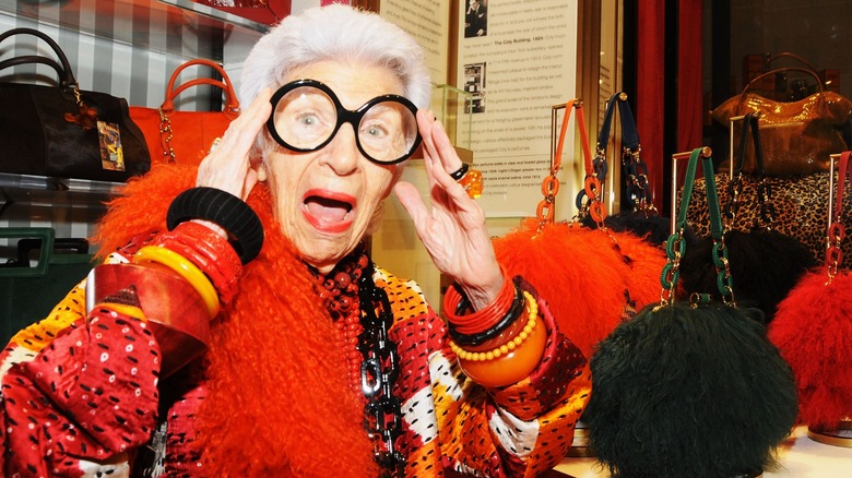 Iris Apfel en el debut de su línea de bolsos en 2018.