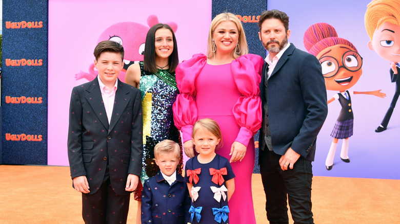 Kelly Clarkson con un vestido rosa posando junto a su ex marido, sus dos hijos y sus dos hijastros en el estreno de Ugly Dolls.