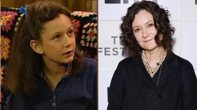 Fotos una al lado de la otra de Sara Gilbert como actriz infantil en Roseanne (izquierda) comparadas con una foto de la alfombra roja de 2026 (derecha).