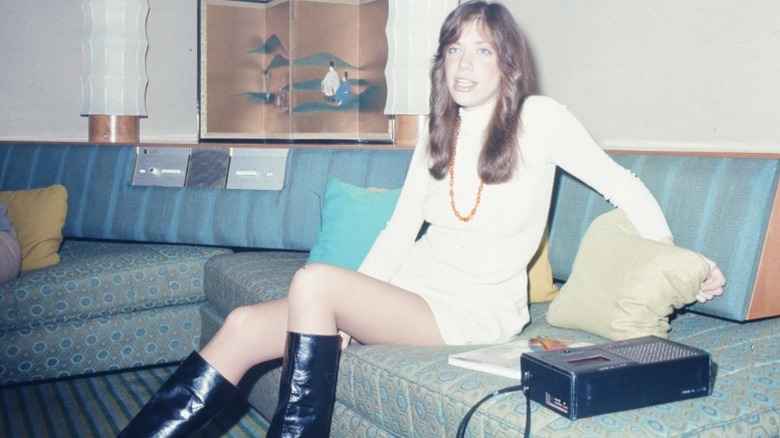 Carly Simon en una habitación de hotel en 1973