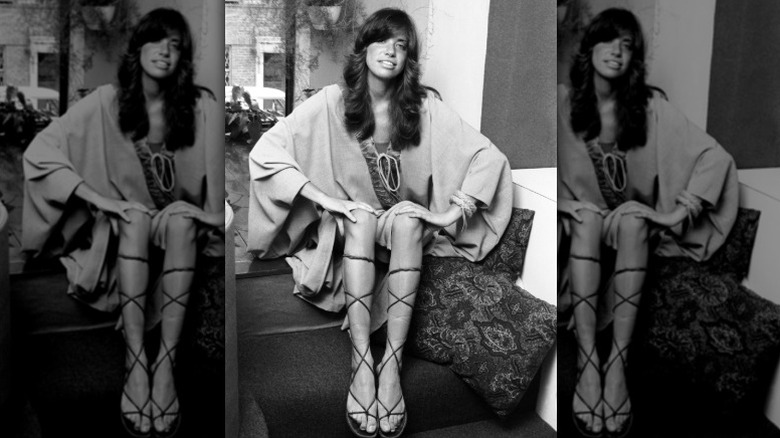 Carly Simon posa para un retrato en 1971 con sandalias estilo gladiador con cordones.