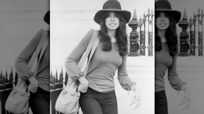 Carly Simon en una de sus fotos más icónicas con un sombrero de ala ancha