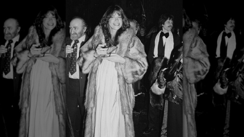 Una Carly Simon embarazada fue fotografiada en un teatro de la ciudad de Nueva York