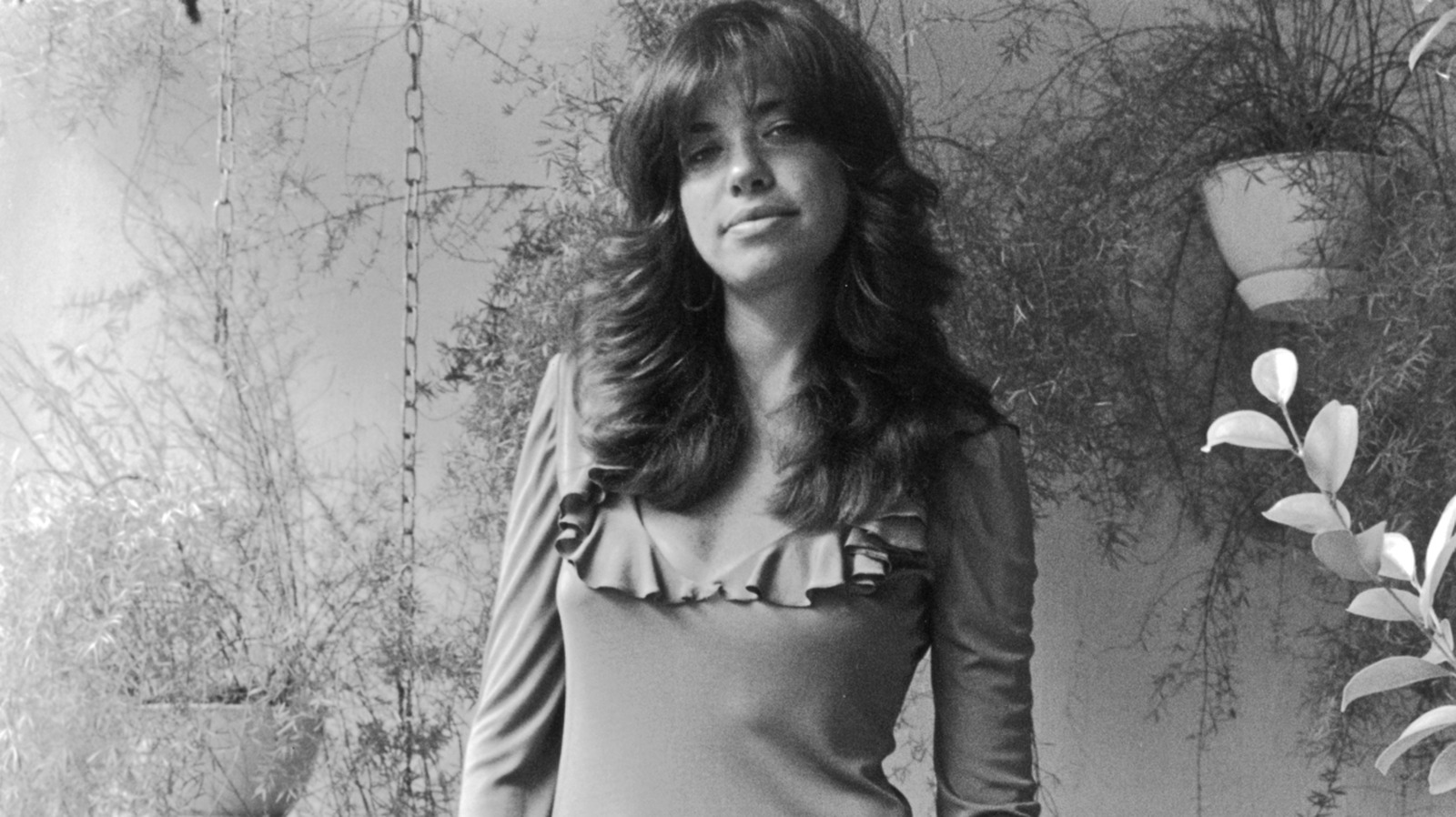 Los mejores looks de los años 70 de Carly Simon capturaron completamente la época