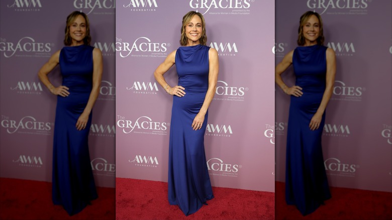Nikki DeLoach en la foto con un vestido azul zafiro hasta el suelo