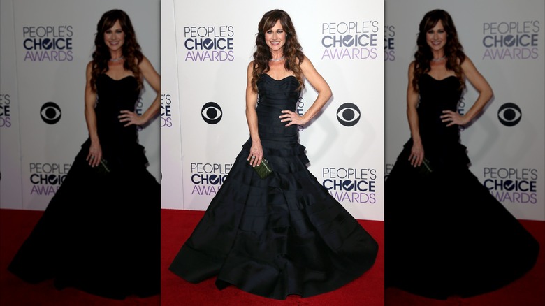 Nikki DeLoach con un vestido negro hasta el suelo en los People's Choice Awards 2015