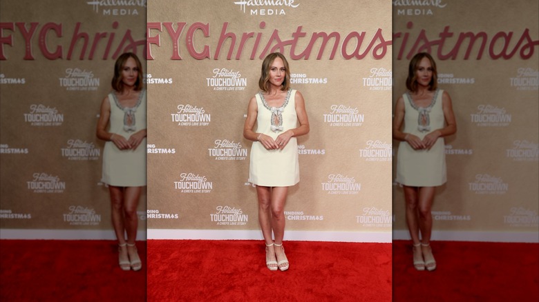 Nikki DeLoach luce un vestido de fiesta corto amarillo con lazos