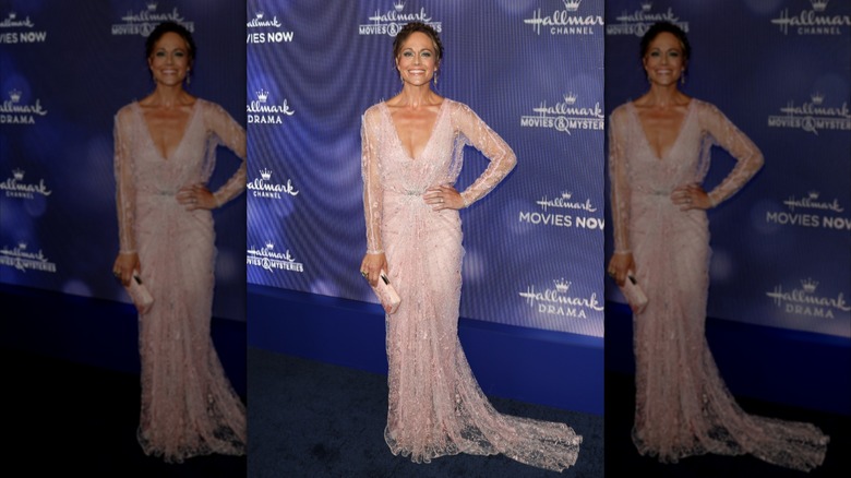 Nikki DeLoach lleva un vestido floral rosa de manga larga
