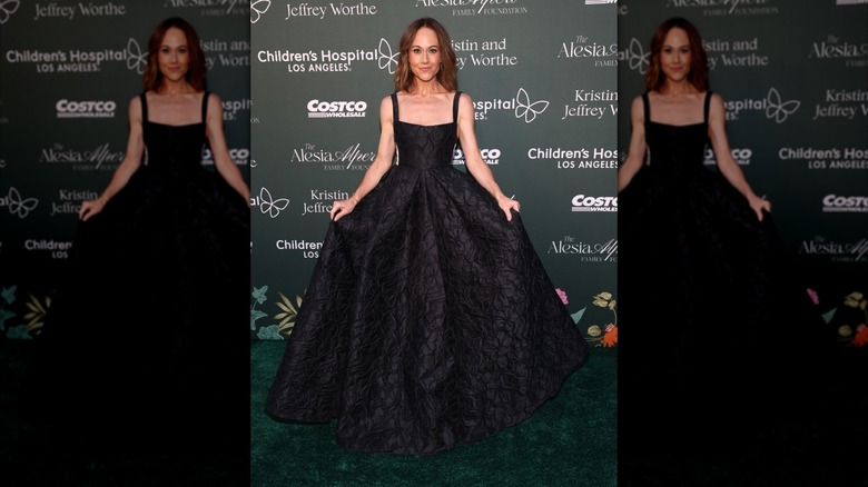 Nikki DeLoach lleva un vestido negro con estampado floral