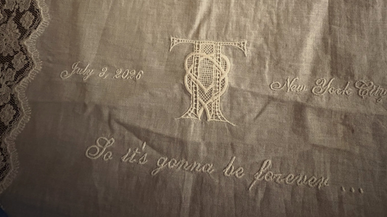 Pañuelo bordado para la boda de Taylor y Travis con detalles y letras
